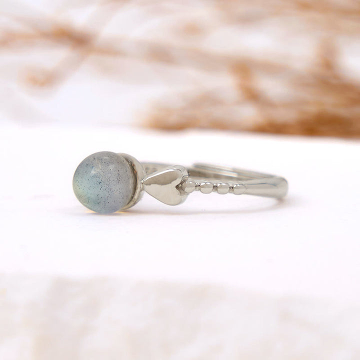 Anillo ajustable con forma de corazón y piedra lunar de corte redondo de Olivenorma