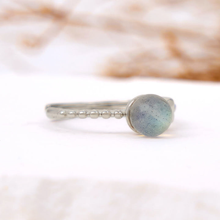 Anillo ajustable con forma de corazón y piedra lunar de corte redondo de Olivenorma
