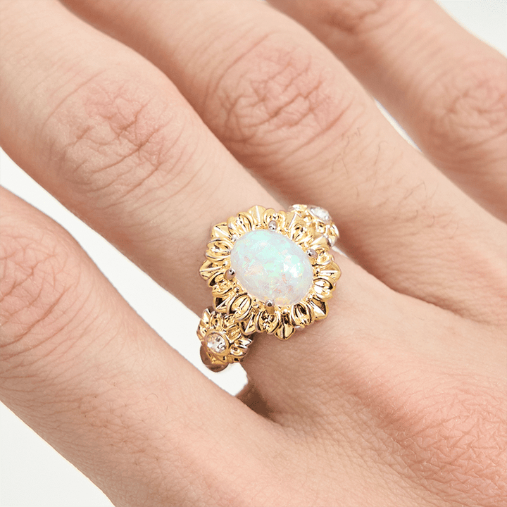 Anillo de girasol con ópalo de corte ovalado de Olivenorma