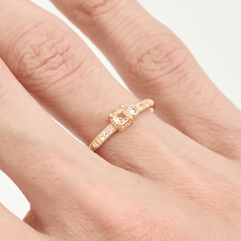 Anillo de citrino blanco con corte cuadrado sencillo de Olivenorma