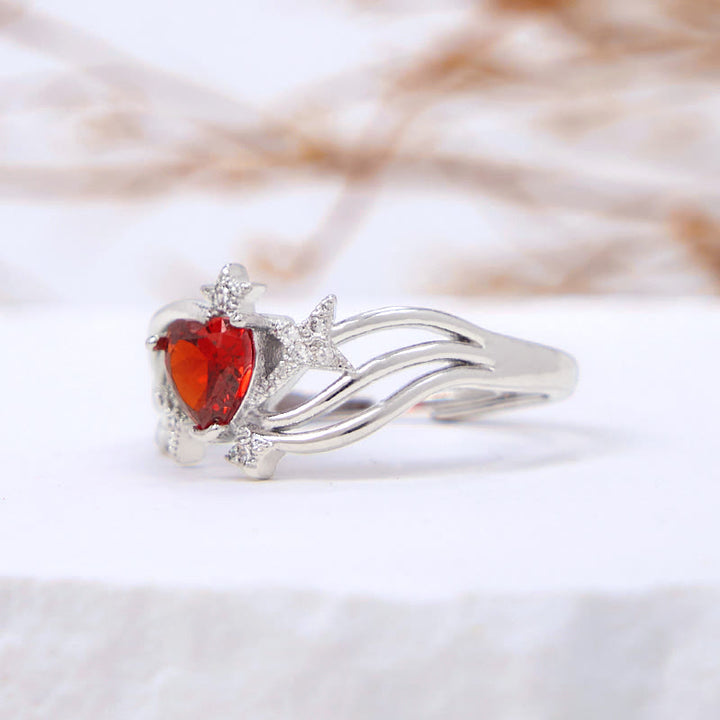 Anillo con forma de corazón y granate y estrella de circonita blanca de Olivenorma