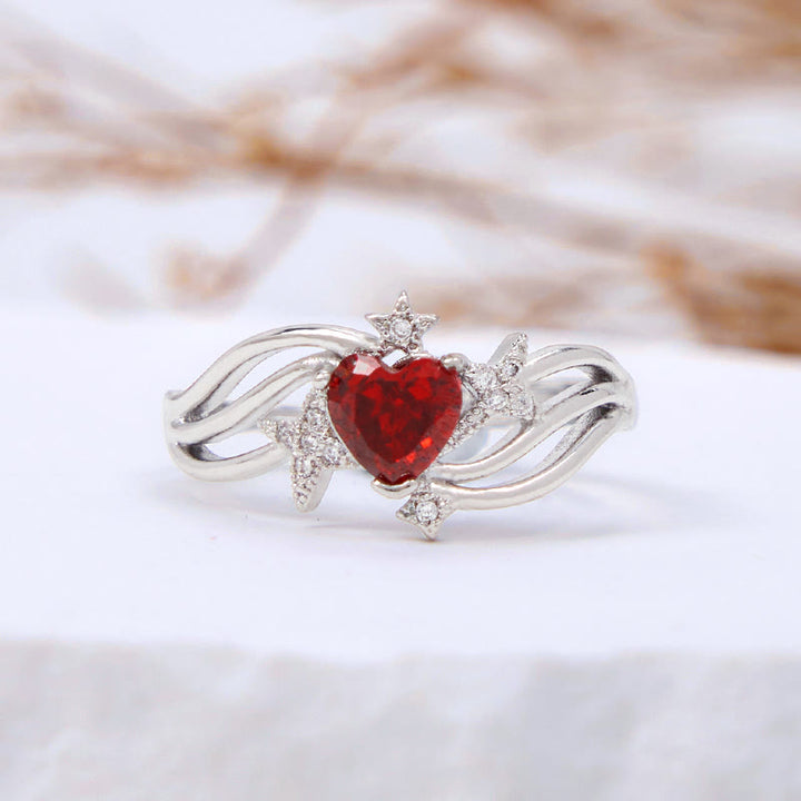 Anillo con forma de corazón y granate y estrella de circonita blanca de Olivenorma