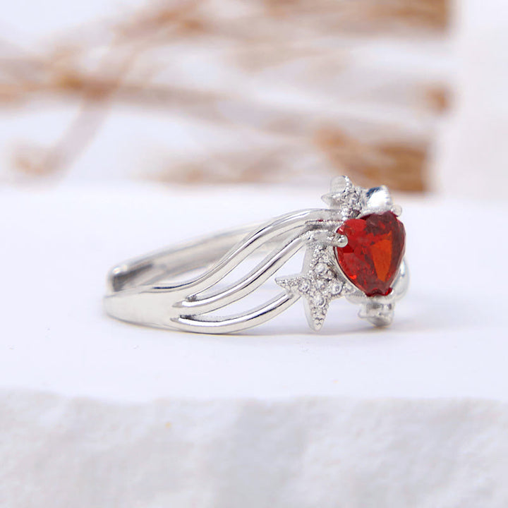 Anillo con forma de corazón y granate y estrella de circonita blanca de Olivenorma