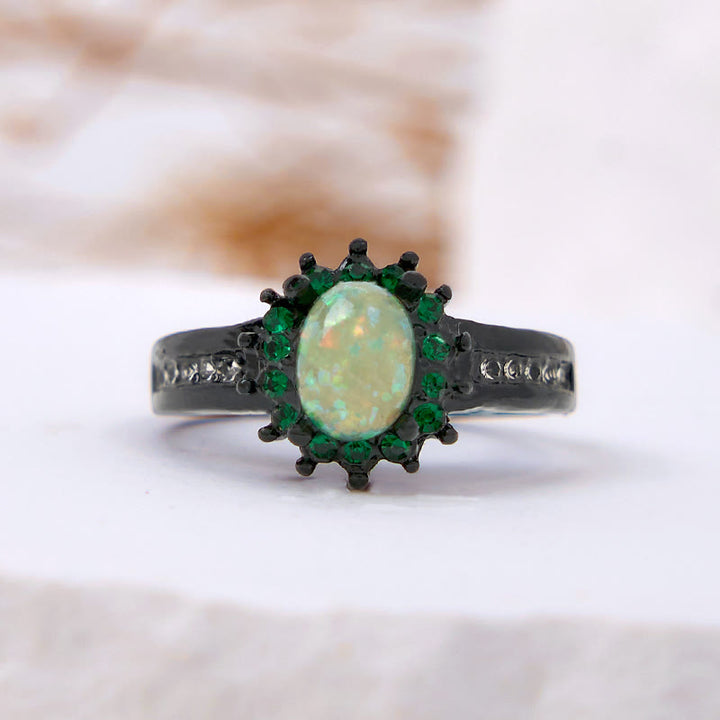 Anillo de girasol con circonita blanca y ópalo ovalado de Olivenorma