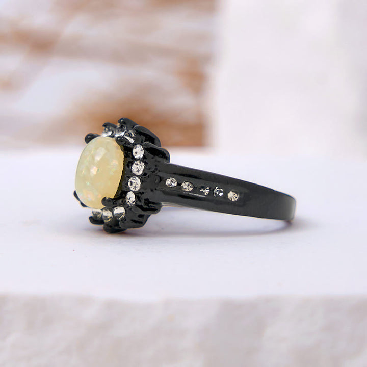 Anillo de girasol con circonita blanca y ópalo ovalado de Olivenorma