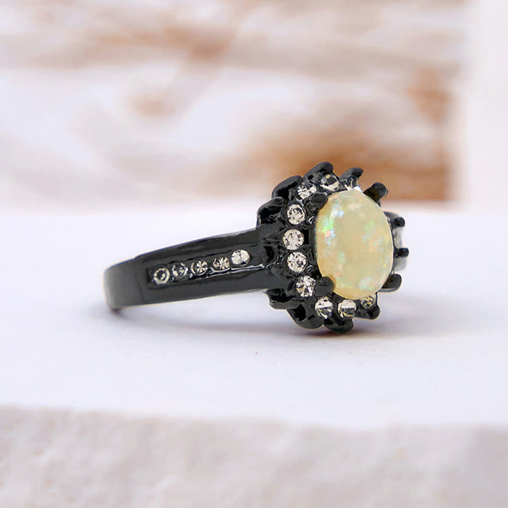 Anillo de girasol con circonita blanca y ópalo ovalado de Olivenorma