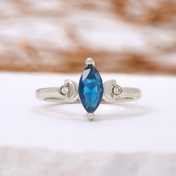 Anillo de topacio azul con circonita blanca y talla marquesa de Olivenorma