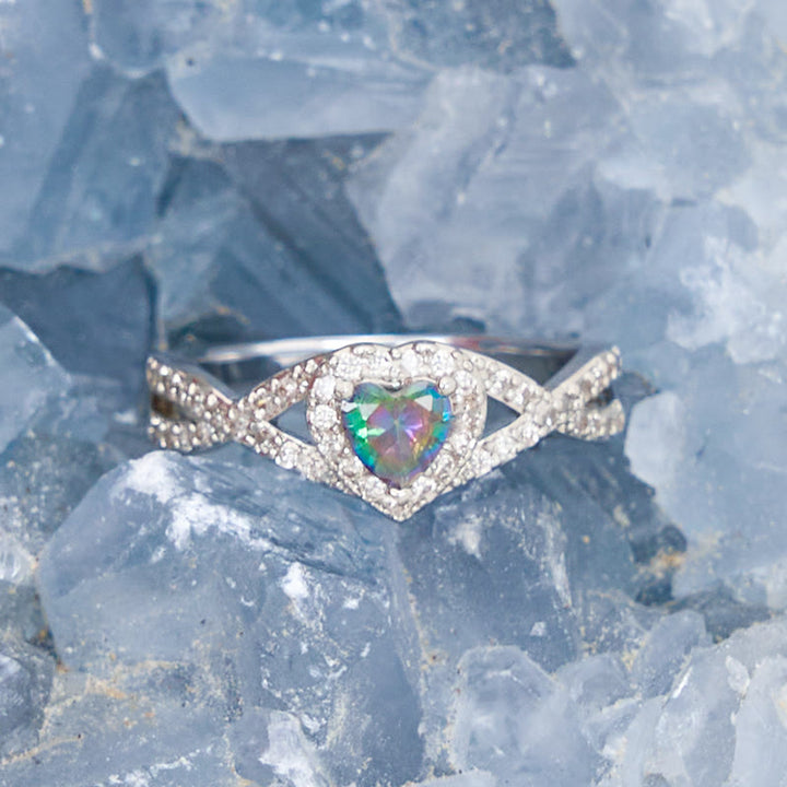 Anillo de alejandrita en forma de cruz infinita con forma de corazón de Olivenorma