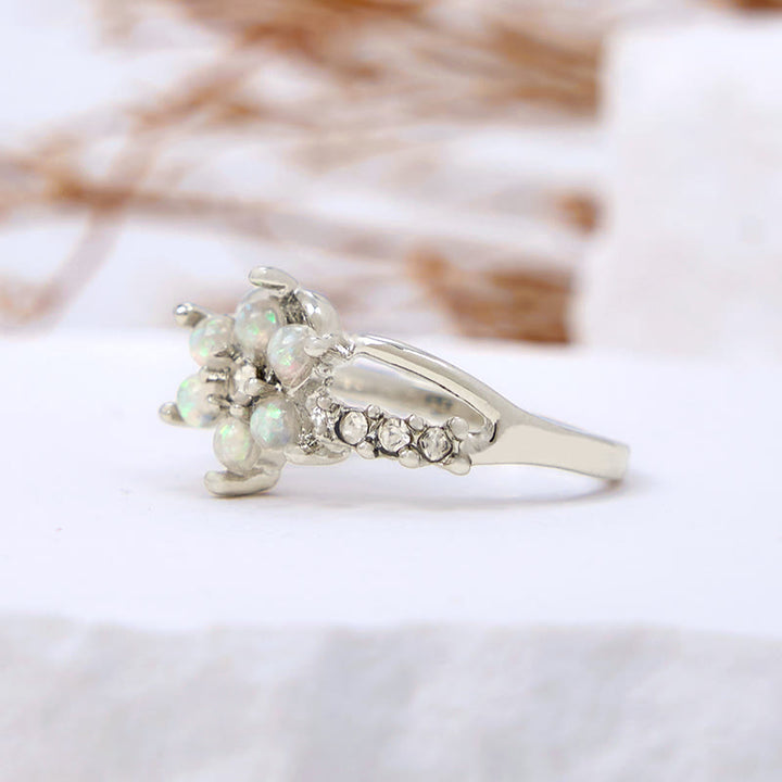 Anillo con forma de flor de ópalo de Olivenorma