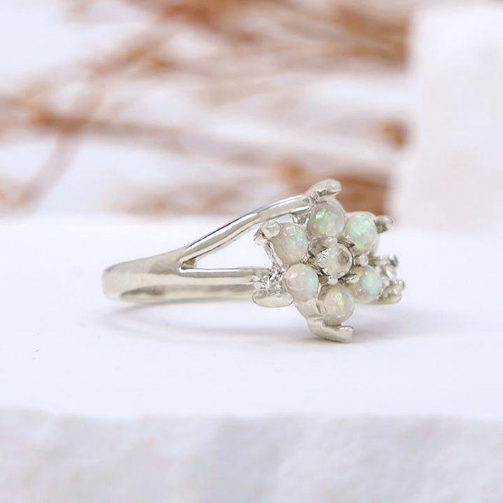 Anillo con forma de flor de ópalo de Olivenorma