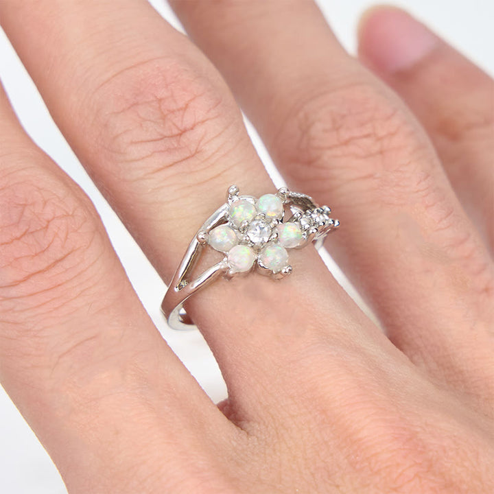 Anillo con forma de flor de ópalo de Olivenorma