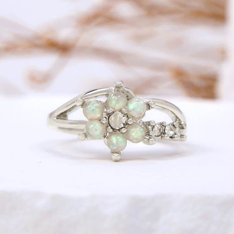 Anillo con forma de flor de ópalo de Olivenorma