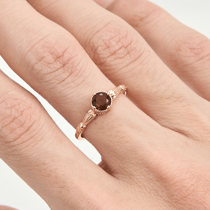 Anillo fino de cuarzo ahumado simple de Olivenorma