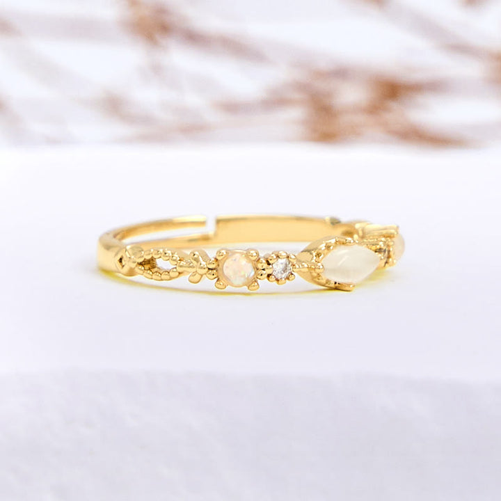 Anillo de tres ópalos de talla marquesa de Olivenorma