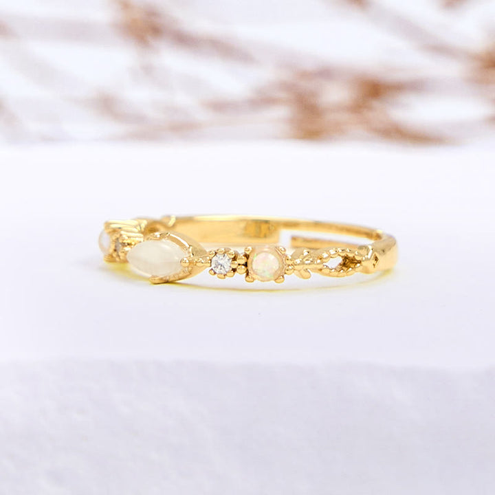 Anillo de tres ópalos de talla marquesa de Olivenorma