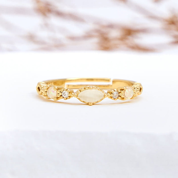 Anillo de tres ópalos de talla marquesa de Olivenorma