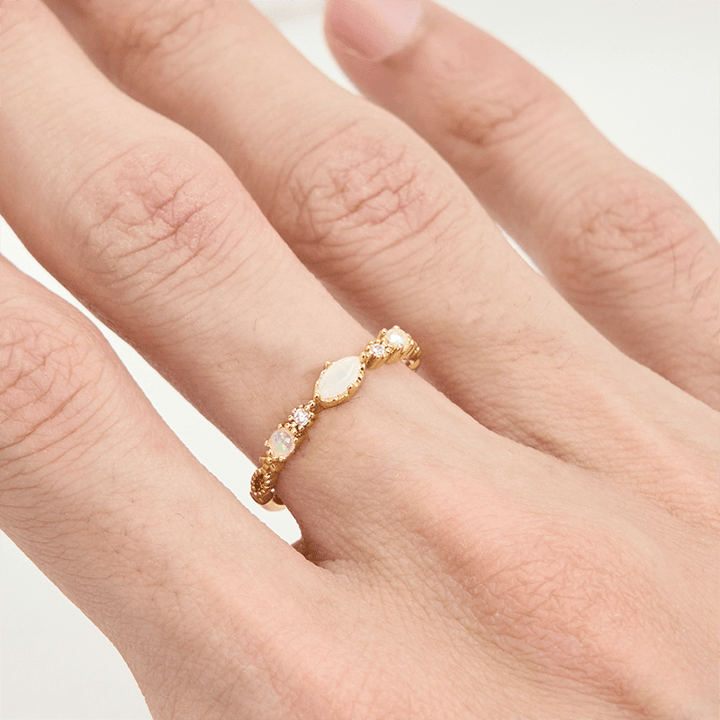 Anillo de tres ópalos de talla marquesa de Olivenorma