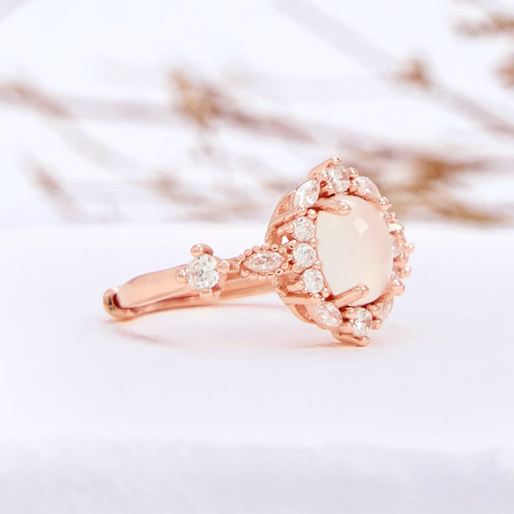 Anillo de calcedonia blanca ovalada con circonita blanca y flor de Olivenorma