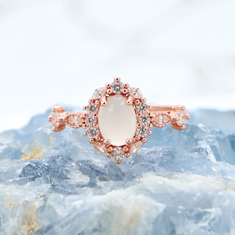 Anillo de calcedonia blanca ovalada con circonita blanca y flor de Olivenorma