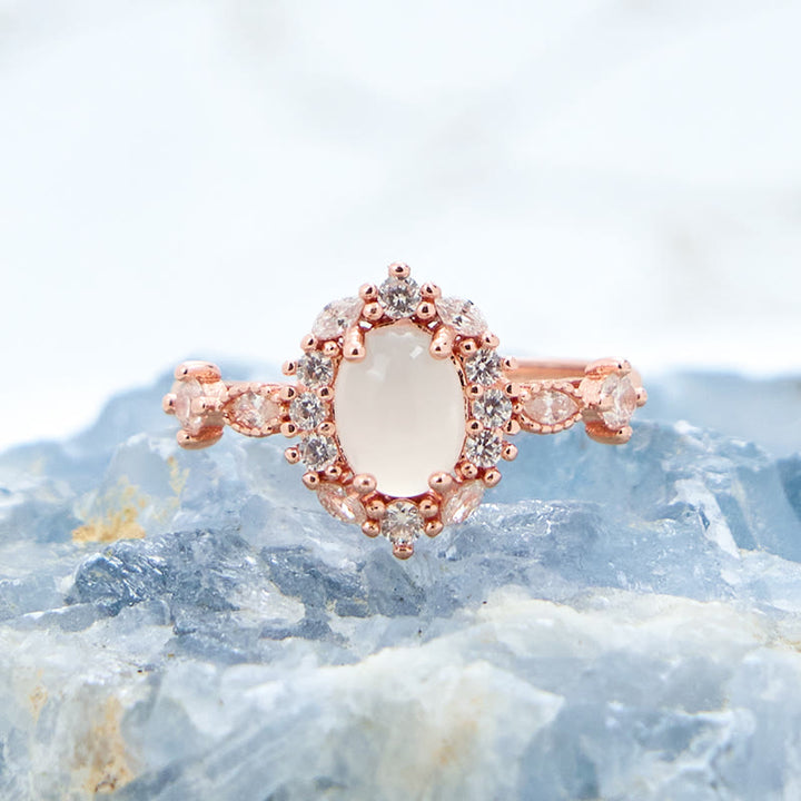 Anillo de calcedonia blanca ovalada con circonita blanca y flor de Olivenorma