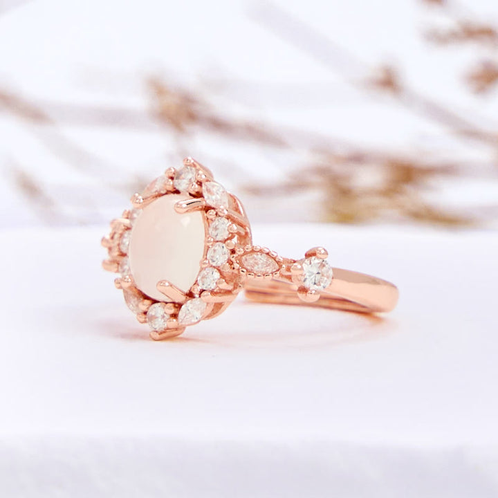 Anillo de calcedonia blanca ovalada con circonita blanca y flor de Olivenorma