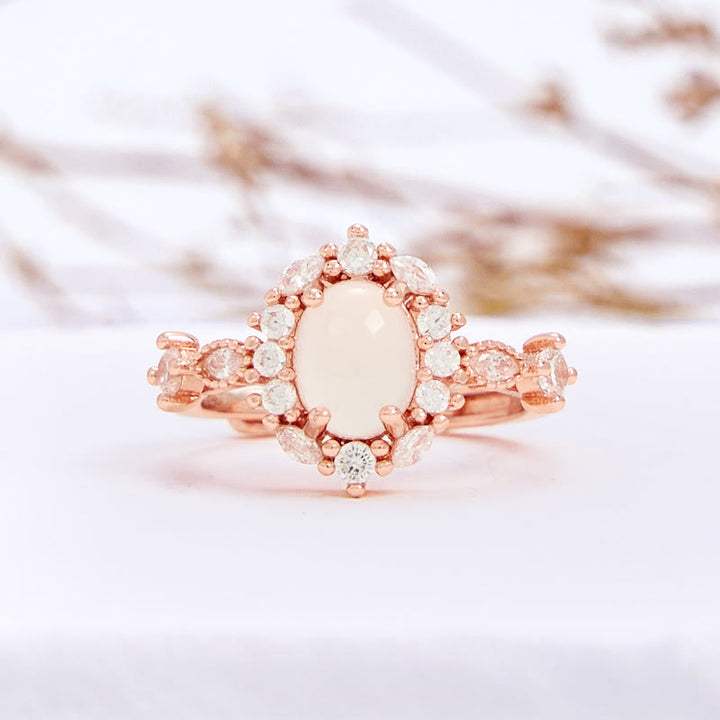 Anillo de calcedonia blanca ovalada con circonita blanca y flor de Olivenorma