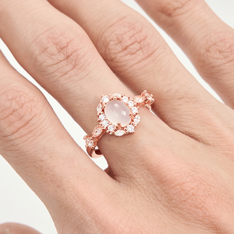 Anillo de calcedonia blanca ovalada con circonita blanca y flor de Olivenorma