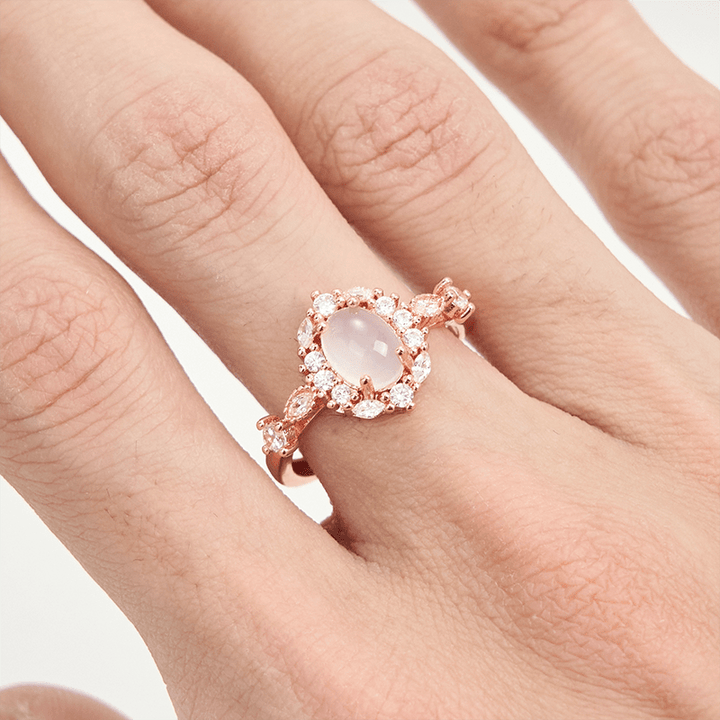 Anillo de calcedonia blanca ovalada con circonita blanca y flor de Olivenorma