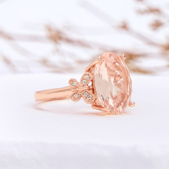 Anillo grande con forma de mariposa y piedra solar ovalada de Olivenorma