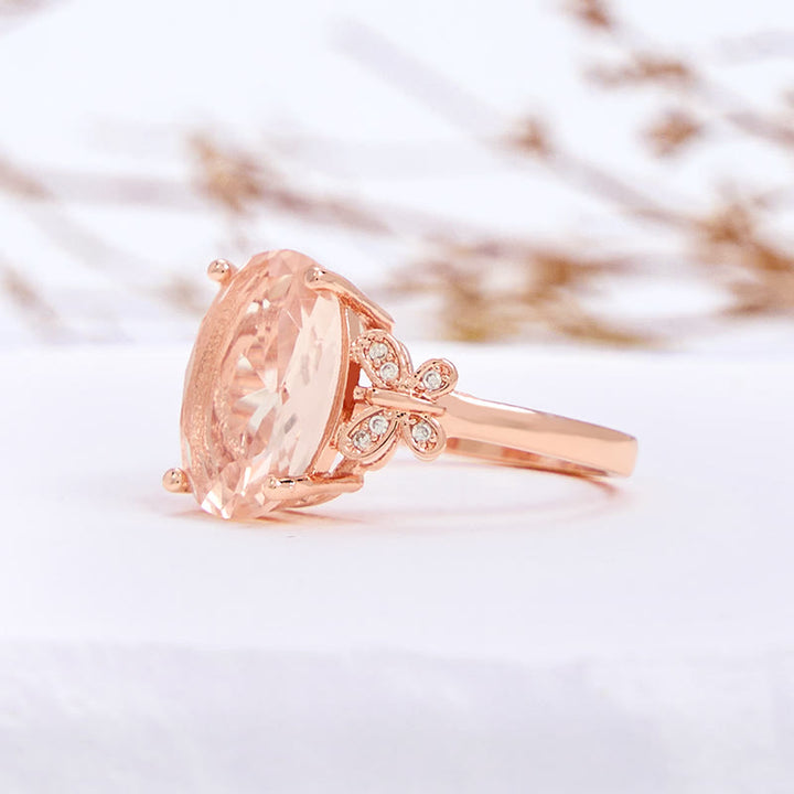 Anillo grande con forma de mariposa y piedra solar ovalada de Olivenorma