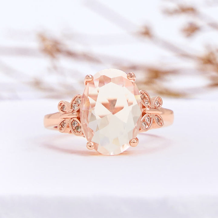 Anillo grande con forma de mariposa y piedra solar ovalada de Olivenorma