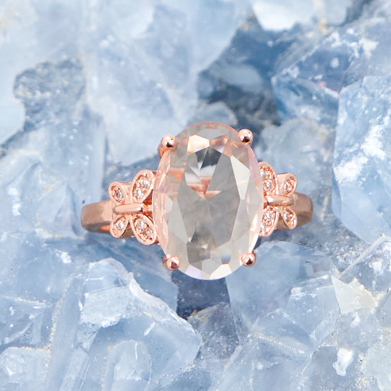 Anillo grande con forma de mariposa y piedra solar ovalada de Olivenorma