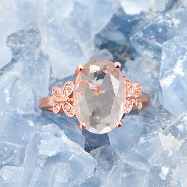 Anillo grande con forma de mariposa y piedra solar ovalada de Olivenorma