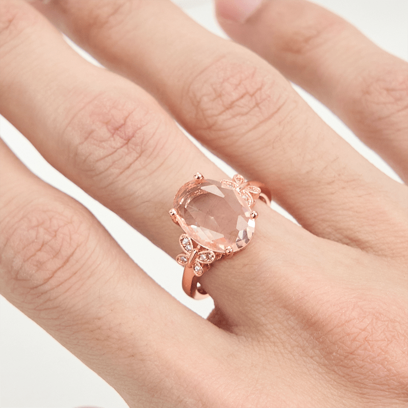 Anillo grande con forma de mariposa y piedra solar ovalada de Olivenorma