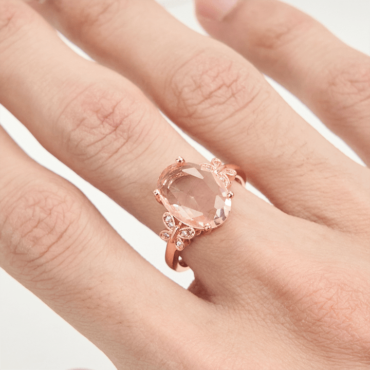 Anillo grande con forma de mariposa y piedra solar ovalada de Olivenorma