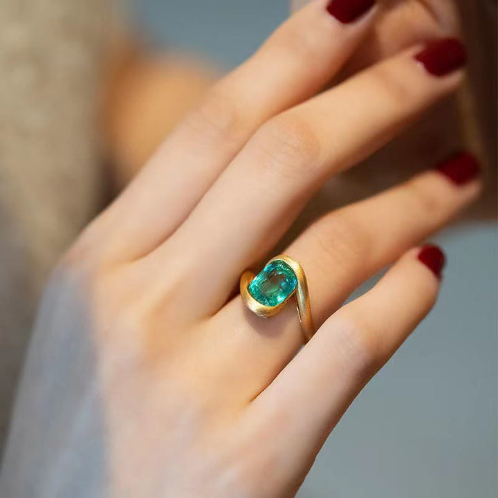 Anillo con forma de ojo de ciclón y esmeralda de talla cuadrada de Olivenorma