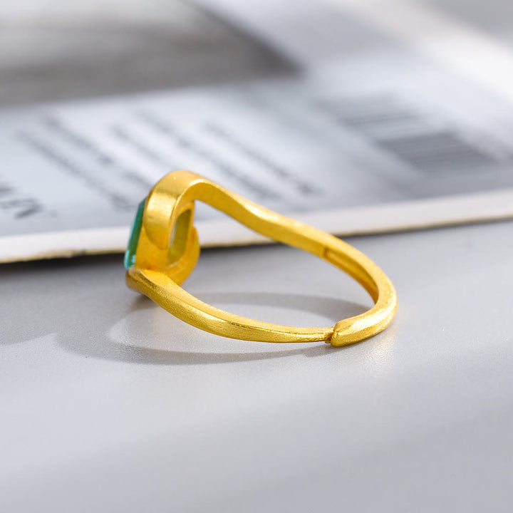 Anillo con forma de ojo de ciclón y esmeralda de talla cuadrada de Olivenorma