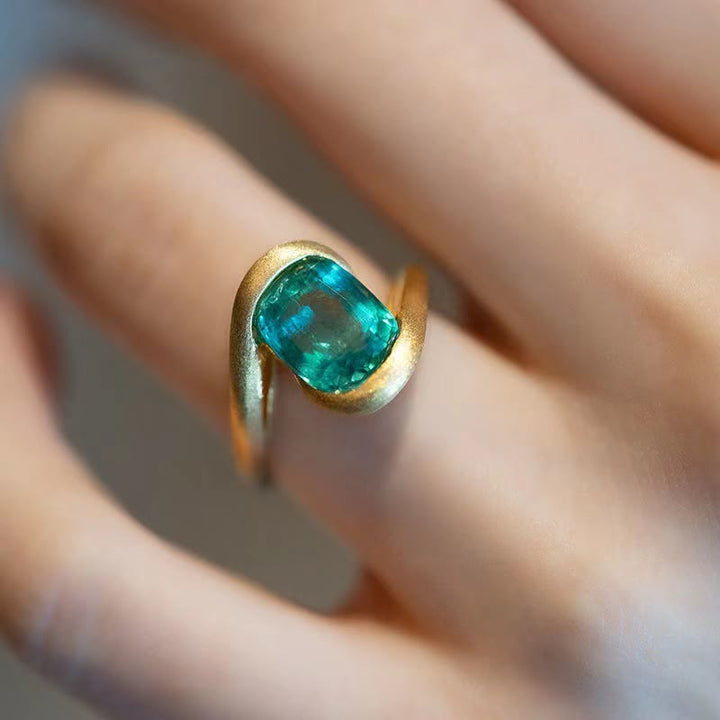 Anillo con forma de ojo de ciclón y esmeralda de talla cuadrada de Olivenorma