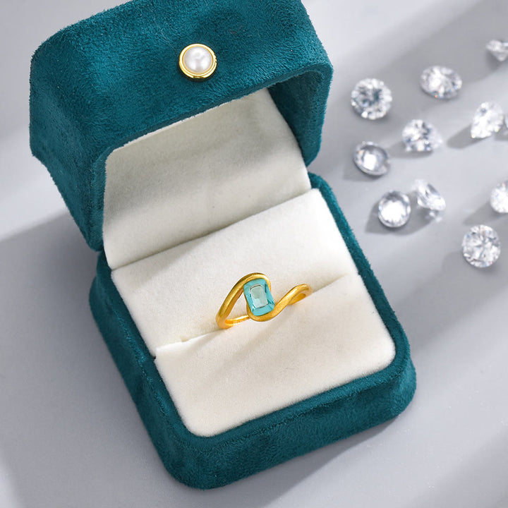 Anillo con forma de ojo de ciclón y esmeralda de talla cuadrada de Olivenorma