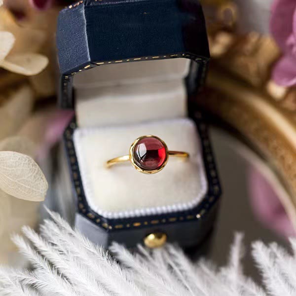 Anillo retro sencillo de granate con piedra redonda de Olivenorma