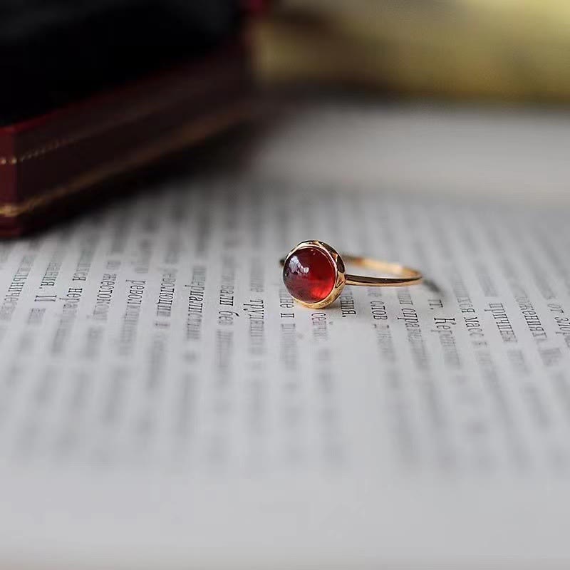Anillo retro sencillo de granate con piedra redonda de Olivenorma