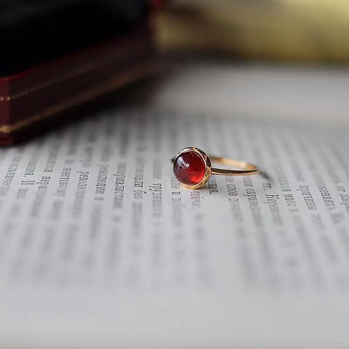 Anillo retro sencillo de granate con piedra redonda de Olivenorma