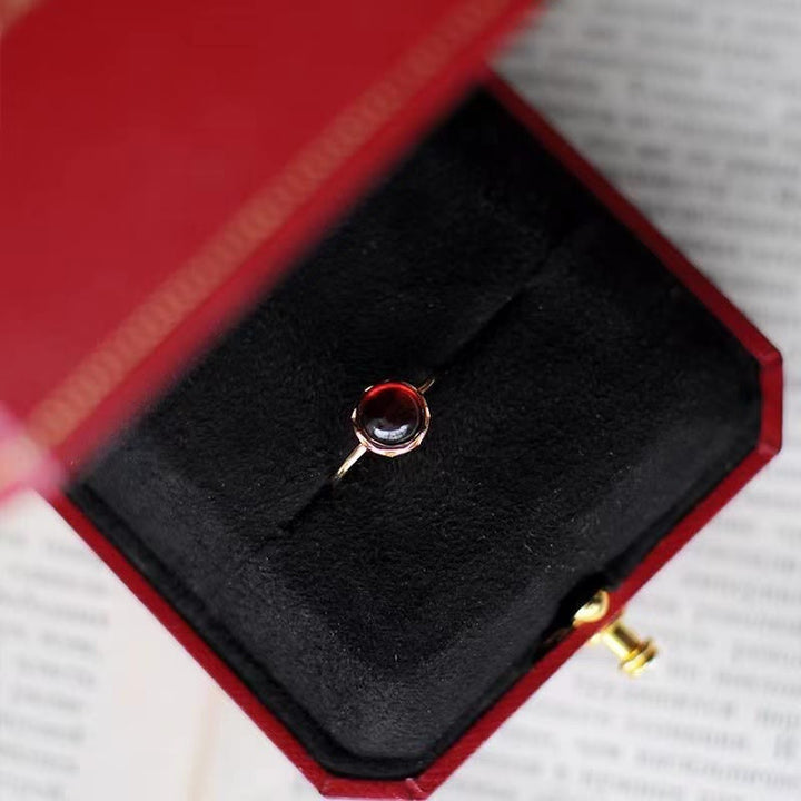 Anillo retro sencillo de granate con piedra redonda de Olivenorma