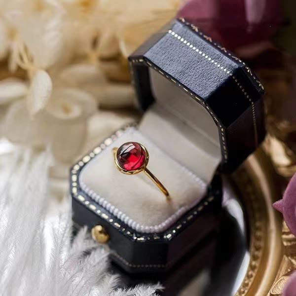 Anillo retro sencillo de granate con piedra redonda de Olivenorma