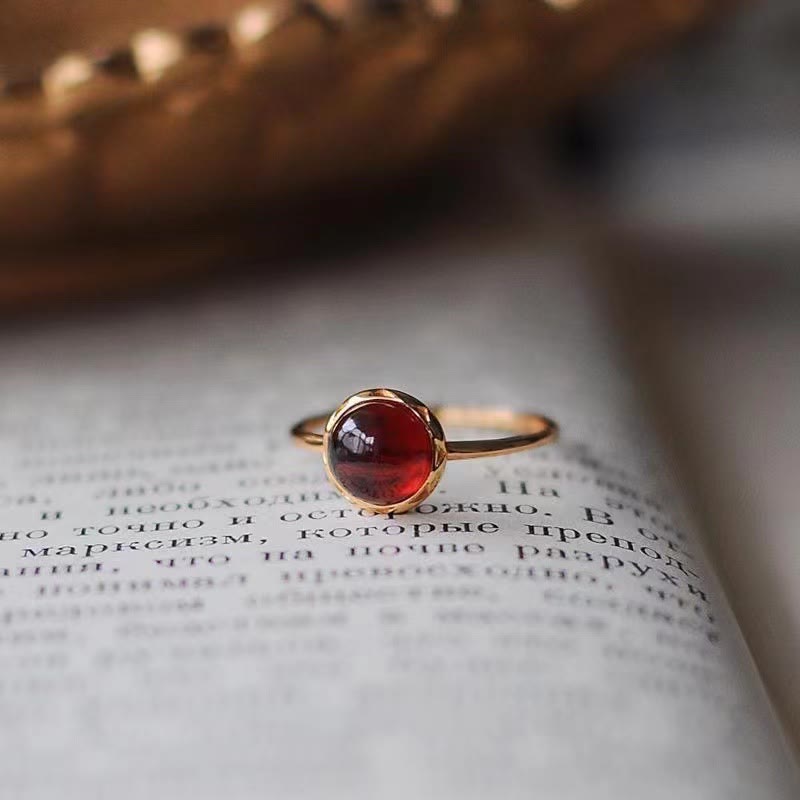 Anillo retro sencillo de granate con piedra redonda de Olivenorma