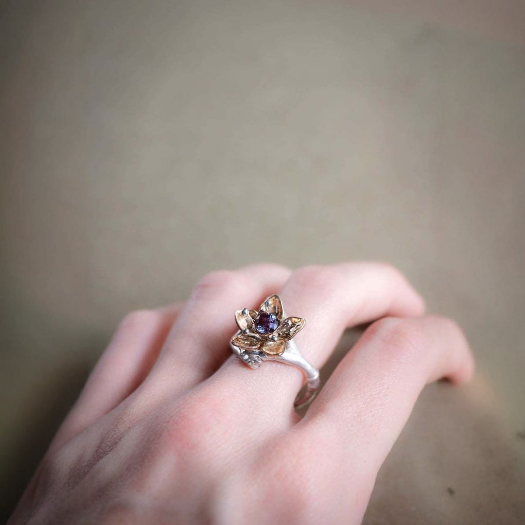 Anillo de plata antigua con flor tallada de alejandrita de Olivenorma
