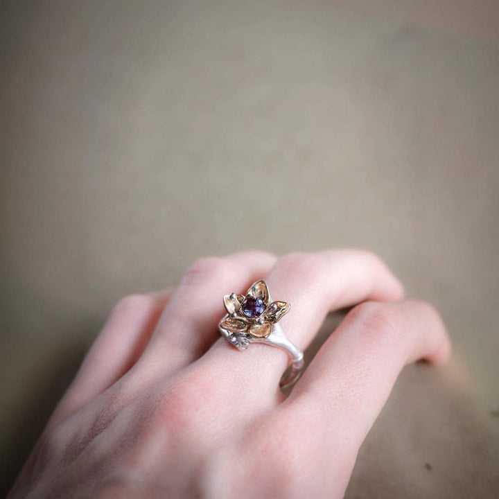 Anillo de plata antigua con flor tallada de alejandrita de Olivenorma