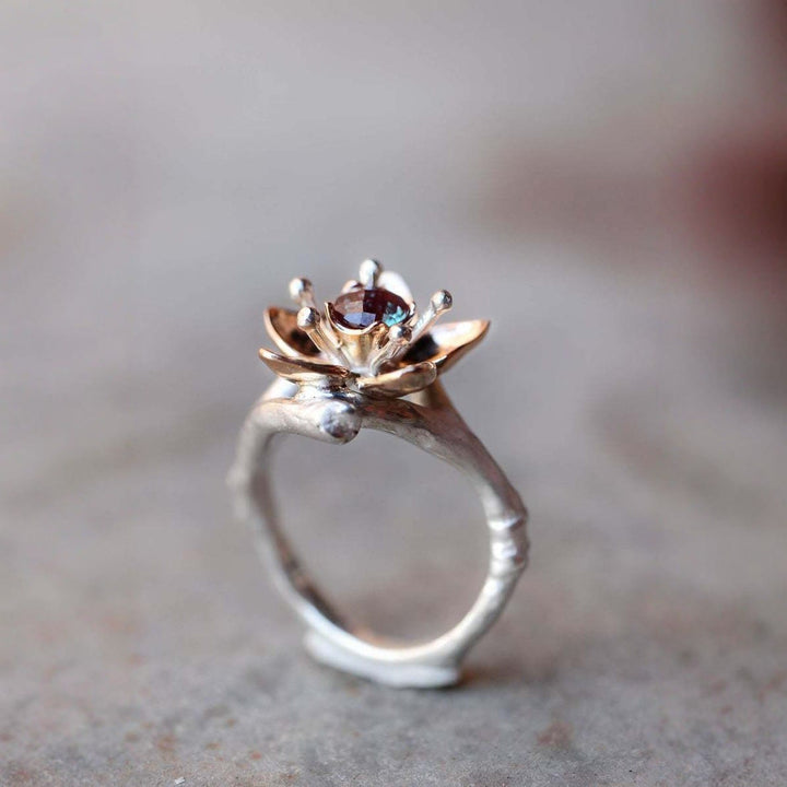 Anillo de plata antigua con flor tallada de alejandrita de Olivenorma