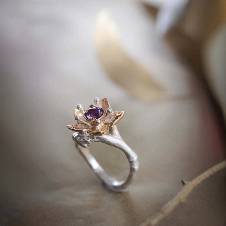 Anillo de plata antigua con flor tallada de alejandrita de Olivenorma