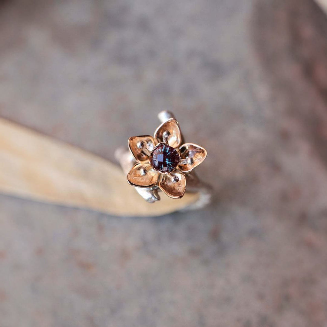 Anillo de plata antigua con flor tallada de alejandrita de Olivenorma